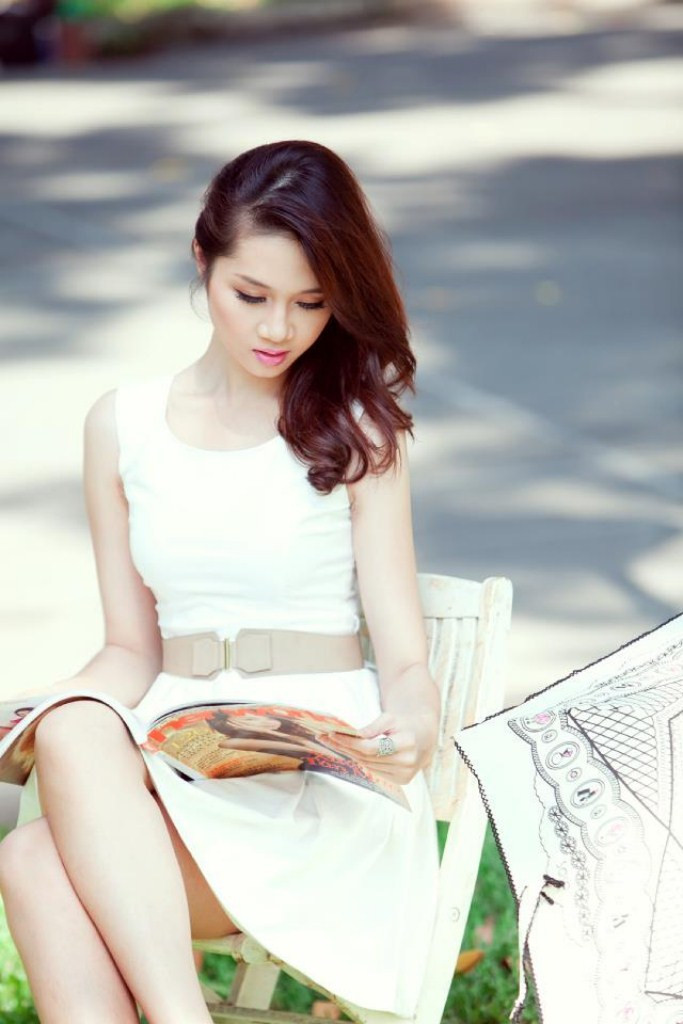 Chiếc váy trắng tinh khôi, sang trọng khiến Thu An nổi bật trong nắng. Xem thêm: Cơn sốt 'thiên sứ 9X': Hotgirl Hàn Quốc cũng phải "chào thua"