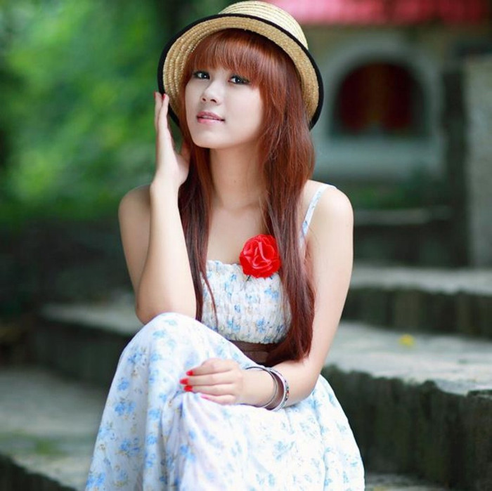 Nàng chọn cho mình chiếc váy trắng điểm hoa càng tôn lên nét trẻ trung, nữ tính mà thanh khiết như sương mai, nhẹ nhàng trong gió. Xem thêm: Bí quyết "eo thon thả, dáng ngọc ngà" của 10 đại mỹ nhân Trung Hoa