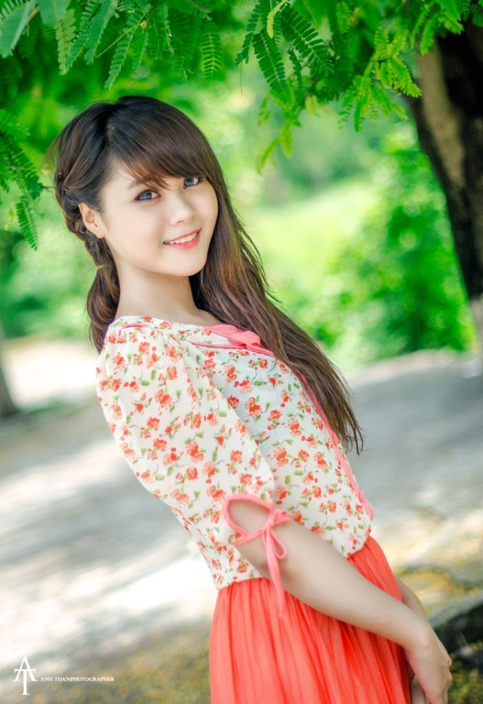 Chiếc váy hoa giản dị, màu sắc đẹp mắt cùng đôi mắt ánh lên nụ cười và vẻ đẹp trong sáng như thiên thần khiến ai xao xuyến, ngẩn ngơ