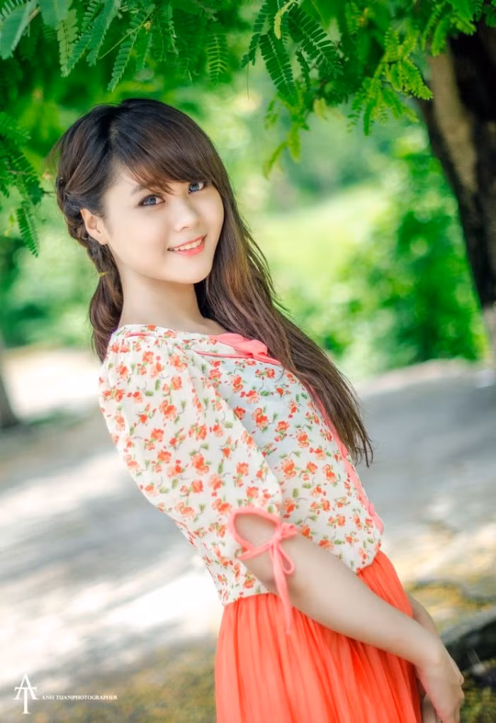 Chiếc váy hoa giản dị, màu sắc đẹp mắt cùng đôi mắt ánh lên nụ cười và vẻ đẹp trong sáng như thiên thần khiến ai xao xuyến, ngẩn ngơ Chiếc váy hoa giản dị, màu sắc đẹp mắt cùng đôi mắt ánh lên nụ cười và vẻ đẹp trong sáng như thiên thần khiến ai xao xuyến, ngẩn ngơ