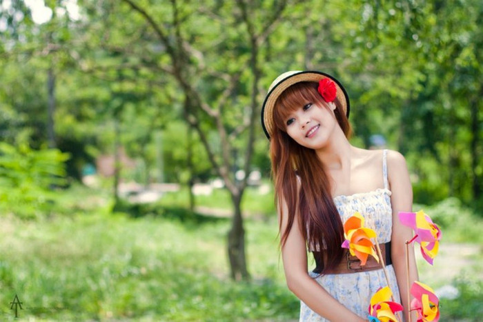 Bông hoa cài đầu màu đỏ nổi bật kết hợp với chiếc váy tạo nên một sự hài hòa cân đối giữa màu sắc và thiên nhiên, cảnh vật. Xem thêm: Bí quyết "eo thon thả, dáng ngọc ngà" của 10 đại mỹ nhân Trung Hoa