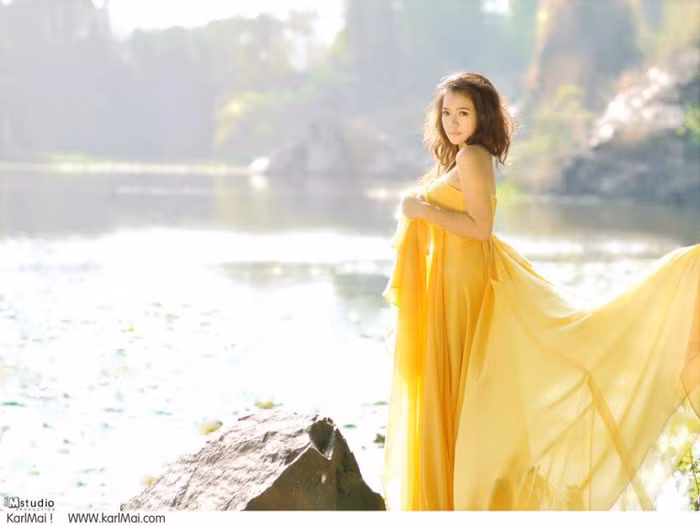 Tuyệt sắc giai nhân kiêu sa, nổi bật trong chiếc váy dạ hội.