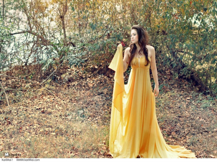 Nàng kiều diễm, gợi cảm với đầm vàng, tôn những đường cong gợi cảm. Nàng kiều diễm, gợi cảm với đầm vàng, tôn những đường cong gợi cảm.