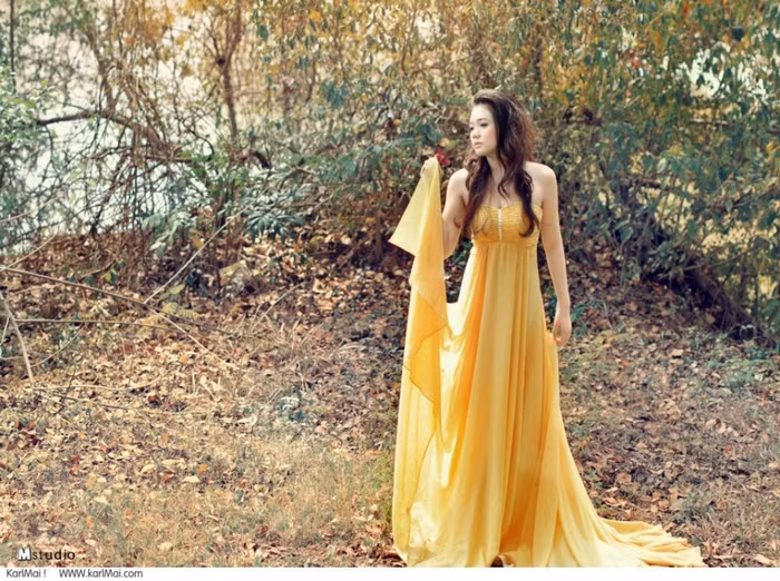 Nàng kiều diễm, gợi cảm với đầm vàng, tôn những đường cong gợi cảm.