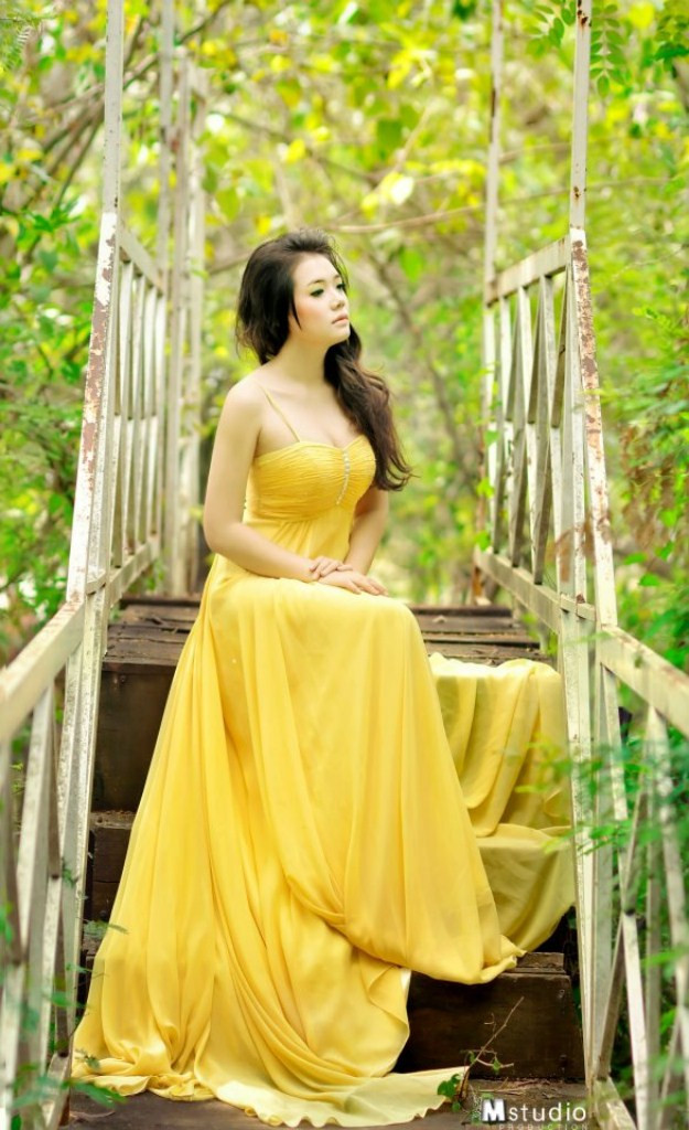 Trong những shoot hình đẹp mê hồn này, trông Thùy như một cô công chúa bé nhỏ dạo chơi giữa đại ngàn non xanh. Trong những shoot hình đẹp mê hồn này, trông Thùy như một cô công chúa bé nhỏ dạo chơi giữa đại ngàn non xanh.