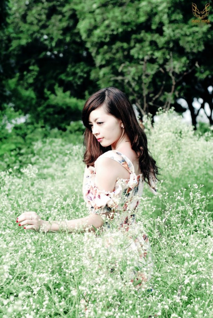 Sinh ra trong một gia đình gia giáo, mẹ làm nghề y ảnh hưởng rất nhiều đến Thùy, đó không chỉ là tấm lòng của một người lương y mà mẹ còn dạy Thùy cách yêu thương, sẻ chia với mọi người trong cuộc sống. Sinh ra trong một gia đình gia giáo, mẹ làm nghề y ảnh hưởng rất nhiều đến Thùy, đó không chỉ là tấm lòng của một người lương y mà mẹ còn dạy Thùy cách yêu thương, sẻ chia với mọi người trong cuộc sống.