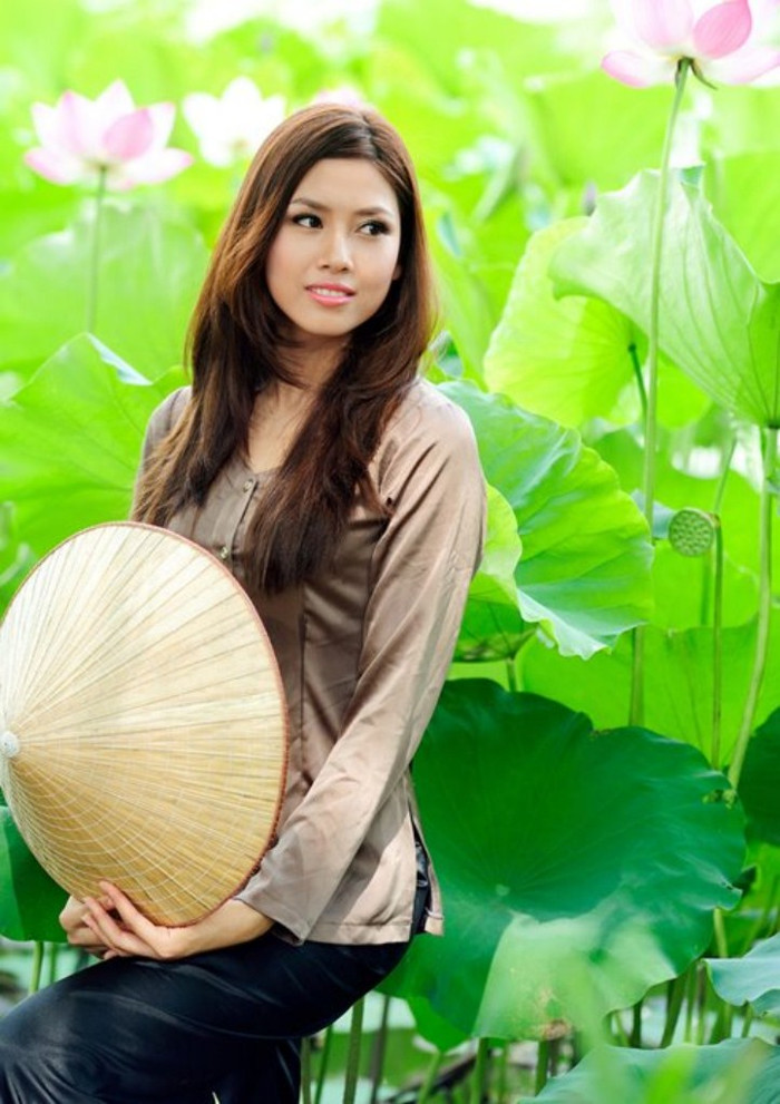 Nguyễn Thị Loan - Hoa hậu biển, người đẹp top 5 Hoa hậu Việt Nam 2010, tái hiện hình ảnh cô gái quê chân chất, nhu mì, thả hồn giữa đầm sen thơm ngát ngày hè. Nguyễn Thị Loan - Hoa hậu biển, người đẹp top 5 Hoa hậu Việt Nam 2010, tái hiện hình ảnh cô gái quê chân chất, nhu mì, thả hồn giữa đầm sen thơm ngát ngày hè.