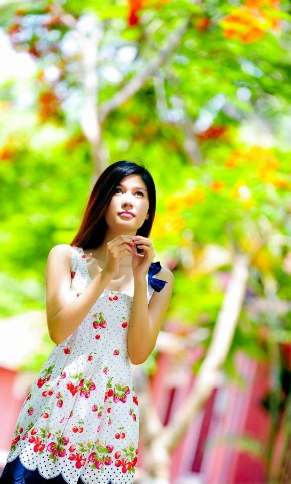 Không chỉ xinh xắn, dịu dàng Hồng Ngọc còn là một cô bạn có tấm lòng nhân ái, luôn mong muốn mọi điều tốt đẹp sẽ đến với tất cả mọi người, và Ngọc luôn nghĩ rằng "Sống trên đời sống cần có một tấm lòng...", đó là một câu hát của nhạc sỹ Trịnh Công Sơn mà Ngọc luôn tâm đắc