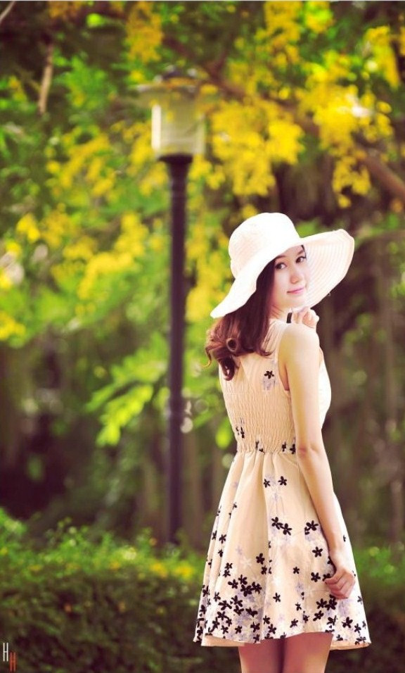 Hồng Ngọc từng tham dự cuộc thi "Miss ĐH Phú Xuân " và lọt vào Top 5, giành danh hiệu Miss có gương mặt khả ái nhất