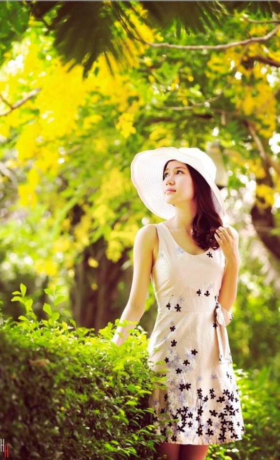 Trương Thị Hồng Ngọc sinh năm 1992, sinh ra và lớn lên trên mảnh đất Huế xinh đẹp, hiện Ngọc đang theo học ngành Tài chính - kế toán, khoa Kinh tế - Trường Đại học Phú xuân Huế