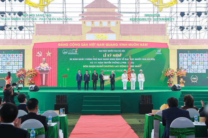 Đại học Quốc gia Hà Nội đón nhận Huân chương Lao động hạng Nhất. Đại học Quốc gia Hà Nội đón nhận Huân chương Lao động hạng Nhất.