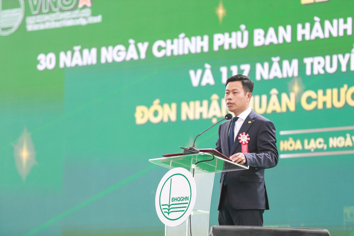 Bí thư Đảng ủy, Giám đốc Đại học Quốc gia Hà Nội Lê Quân phát biểu tại buổi lễ Bí thư Đảng ủy, Giám đốc Đại học Quốc gia Hà Nội Lê Quân phát biểu tại buổi lễ