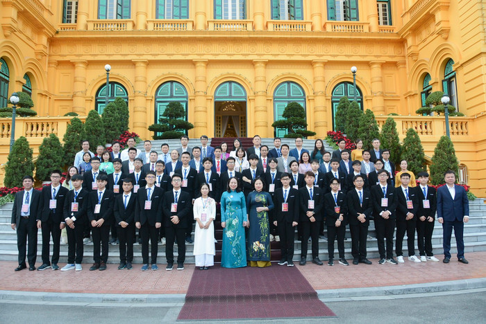 Năm 2023 tiếp tục đánh dấu một năm thành công của giáo dục mũi nhọn, khi các đội tuyển học sinh Việt Nam tham dự Olympic quốc tế và khu vực liên tục mang về thành tích cao.