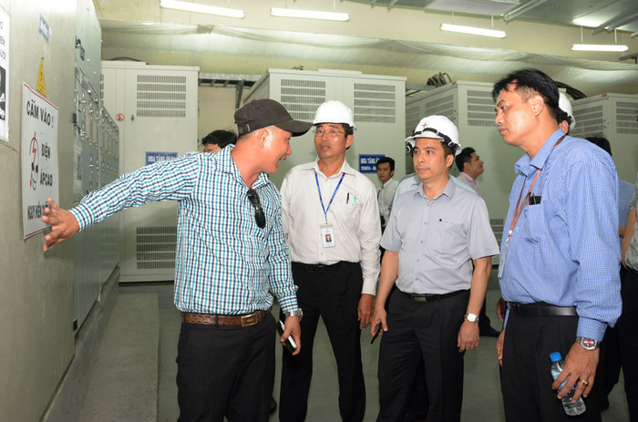 Phó Tổng giám đốc EVN Ngô Sơn Hải (đứng thứ 2 từ phải sang) kiểm tra công tác đảm bảo điện phục vụ APEC tại Intercontinental Resort - ảnh nguồn EVN Phó Tổng giám đốc EVN Ngô Sơn Hải (đứng thứ 2 từ phải sang) kiểm tra công tác đảm bảo điện phục vụ APEC tại Intercontinental Resort - ảnh nguồn EVN