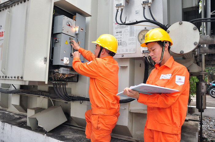 Cán bộ Tập đoàn Điện lực kiểm tra các trạm biến áp trọng điểm cấp điện phục vụ Hội nghị - ảnh nguồn EVN Cán bộ Tập đoàn Điện lực kiểm tra các trạm biến áp trọng điểm cấp điện phục vụ Hội nghị - ảnh nguồn EVN