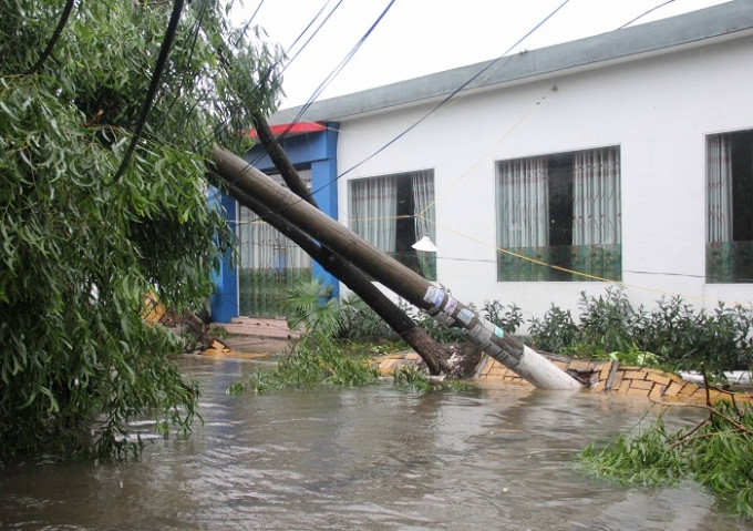 Thiên tai gây thiệt hại lớn cho Tập đoàn Điện lực Việt Nam (EVN). Thiên tai gây thiệt hại lớn cho Tập đoàn Điện lực Việt Nam (EVN).
