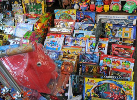 Việc phản đối hàng hóa xuất phát từ Trung Quốc phải dựa trên nguyên nhân như: Do chất lượng kém, gây nguy hiểm cho người tiêu dùng, có độc hại tới sức khỏe, hàng giả, hàng lậu… Ảnh minh họa.