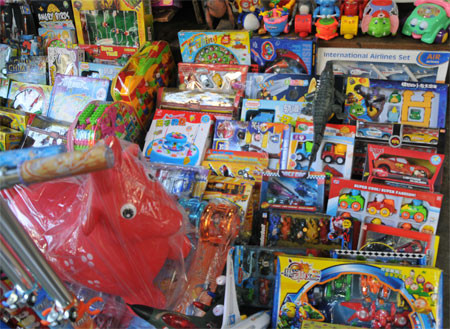 Việc phản đối hàng hóa xuất phát từ Trung Quốc phải dựa trên nguyên nhân như: Do chất lượng kém, gây nguy hiểm cho người tiêu dùng, có độc hại tới sức khỏe, hàng giả, hàng lậu… Ảnh minh họa.