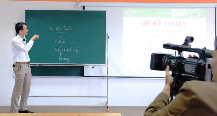 Nhiều Trường Đại học ở miền Trung đã chuyển sang hình thức dạy học trực tuyến để phòng chống dịch covid-19. Ảnh: AN