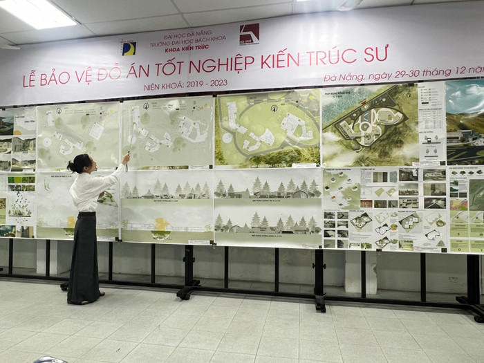 Sinh viên khoa Kiến trúc, Trường Đại học Bách khoa, Đại học Đà Nẵng trong Lễ bảo vệ đồ án tốt nghiệp kiến trúc sư (Ảnh: NTCC). 415070908_858137126318901_6591585947111751822_n.jpg