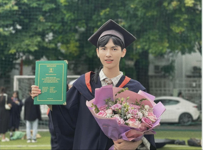 Tạ Văn Đạt đã xuất sắc đạt được học bổng du học toàn phần thạc sỹ tại Đại học Bắc Kinh, Trung Quốc (Ảnh: NVCC). 356397811_289853380276051_5087871702618369751_n.jpg