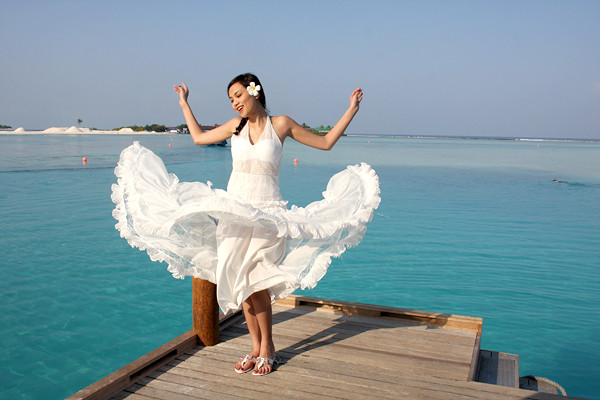 Quần đảo Maldives với thiên nhiên tuyệt đẹp đã khiến Diễm Hương mê mẩn. Ngày nào cô cũng dành thời gian đi dạo, hít thở không khí trong lành và ngắm biển xanh mênh mông. Quần đảo Maldives với thiên nhiên tuyệt đẹp đã khiến Diễm Hương mê mẩn. Ngày nào cô cũng dành thời gian đi dạo, hít thở không khí trong lành và ngắm biển xanh mênh mông.