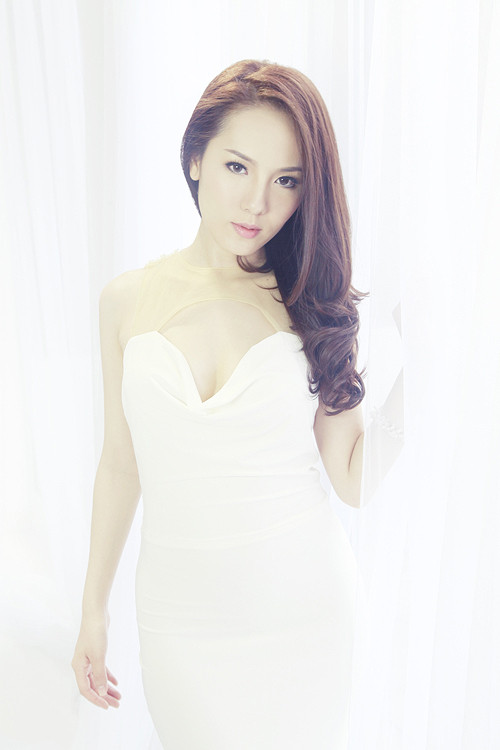 Lời ca khúc "Cám ơn anh" nhẹ nhàng, da diết nên trong MV và hình ảnh tặng kèm, Phương Linh đều chọn những bộ trang phục thướt tha, tôn lên nét đẹp mong manh tựa sương mai. Lời ca khúc "Cám ơn anh" nhẹ nhàng, da diết nên trong MV và hình ảnh tặng kèm, Phương Linh đều chọn những bộ trang phục thướt tha, tôn lên nét đẹp mong manh tựa sương mai.