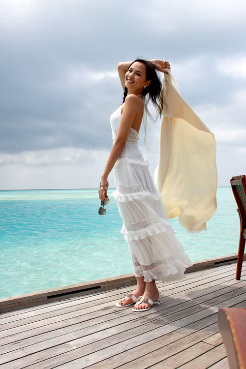 Trước ống kính máy ảnh của người thân, Diễm Hương thoải mái tung váy, thả hồn trước biển đảo.