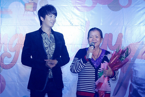 Mẹ của Ngô Kiến Huy cũng đến chia vui với con trai. Thời điểm anh có con với Thụy Anh, bà luôn bên cạnh và an ủi anh cố gắng vượt qua 'sóng gió' dư luận.