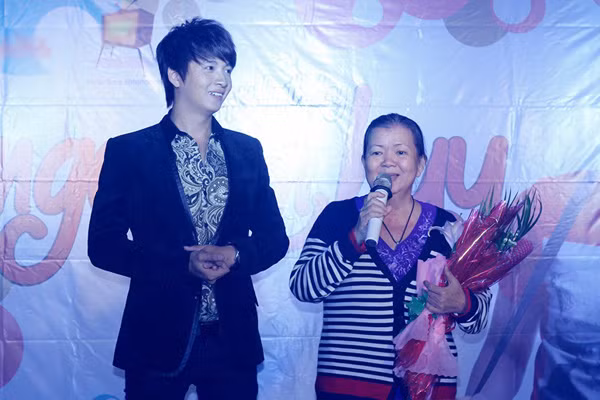 Mẹ của Ngô Kiến Huy cũng đến chia vui với con trai. Thời điểm anh có con với Thụy Anh, bà luôn bên cạnh và an ủi anh cố gắng vượt qua 'sóng gió' dư luận.