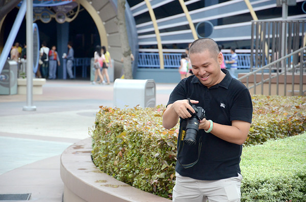 Quang Huy rất chịu khó làm phó nháy, ghi lại những khoảnh khắc đẹp của bà xã và ca sĩ Nam Cường tại Disney Land. Quang Huy rất chịu khó làm phó nháy, ghi lại những khoảnh khắc đẹp của bà xã và ca sĩ Nam Cường tại Disney Land.