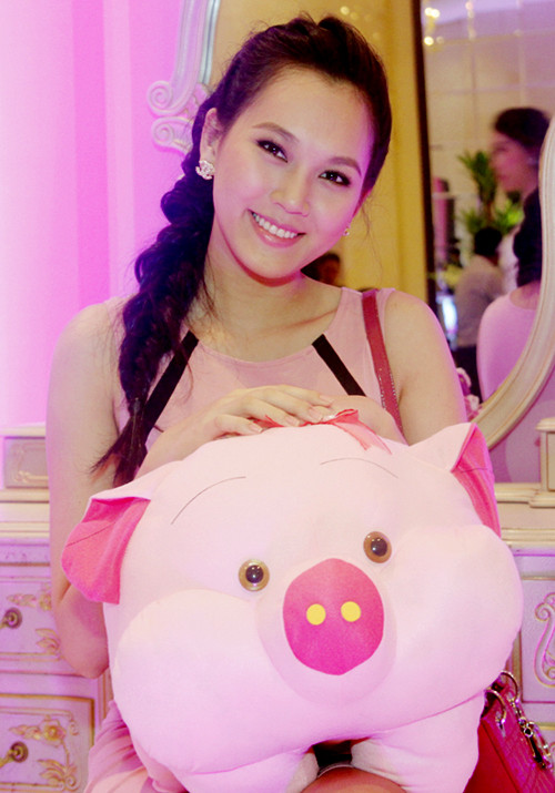 Người mẫu Ngọc Thạch tươi tắn tạo dáng với chú heo nhồi bông ngộ nghĩnh.