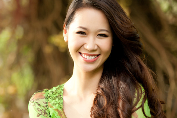 Đã lâu không làm mẫu ảnh nên người đẹp hơi bối rối. Nhưng nhờ đó, bộ ảnh thêm phần nhẹ nhàng, dễ thương.