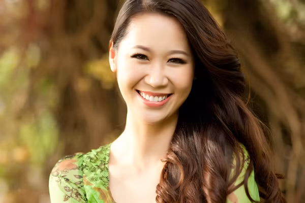 Đã lâu không làm mẫu ảnh nên người đẹp hơi bối rối. Nhưng nhờ đó, bộ ảnh thêm phần nhẹ nhàng, dễ thương.