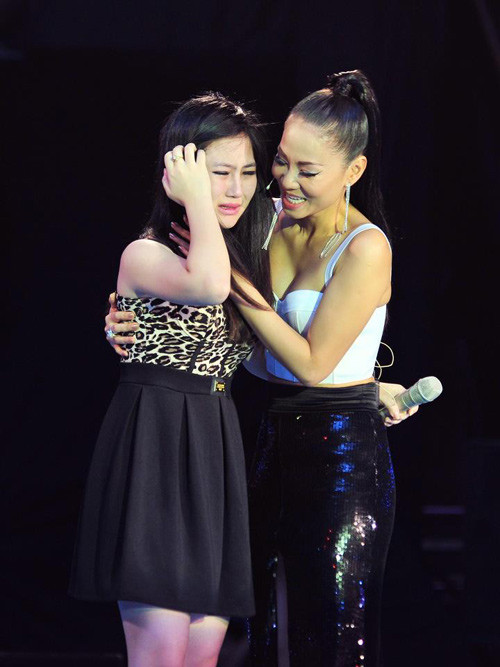 Thu Minh vui mừng ra mặt khi thuyết phục được Hương Tràm về đội của mình Thu Minh vui mừng ra mặt khi thuyết phục được Hương Tràm về đội của mình