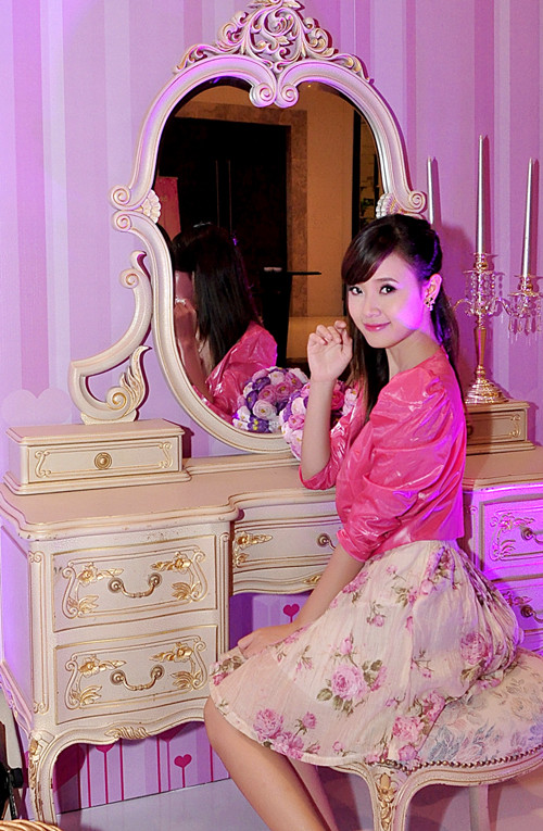 Khác với hình ảnh một nữ hiệp mạnh mẽ, giỏi võ nghệ trong phim, ngoài đời hot girl rất dịu dàng, đáng yêu. Cô tạo dáng e ấp khoe nét duyên trong đêm tiệc.