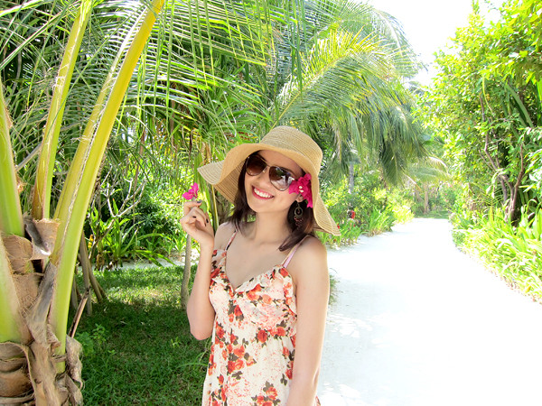 Khác với hình ảnh lộng lẫy khi đi dự tiệc, ở ngoài đời, Hoa hậu Thế giới người Việt rất trẻ trung, xinh tươi. Khác với hình ảnh lộng lẫy khi đi dự tiệc, ở ngoài đời, Hoa hậu Thế giới người Việt rất trẻ trung, xinh tươi.