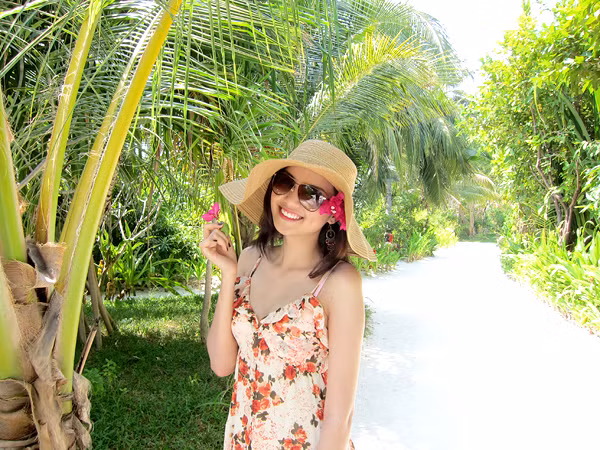 Khác với hình ảnh lộng lẫy khi đi dự tiệc, ở ngoài đời, Hoa hậu Thế giới người Việt rất trẻ trung, xinh tươi.