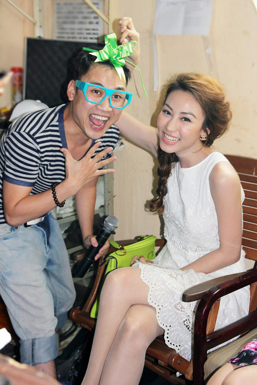 Ngân Khánh còn không ngớt vui đùa bên ca sĩ Don Nguyễn.