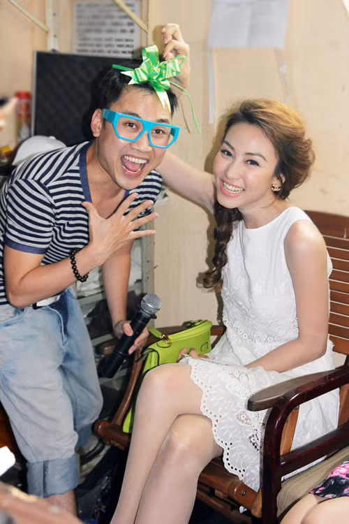 Ngân Khánh còn không ngớt vui đùa bên ca sĩ Don Nguyễn.