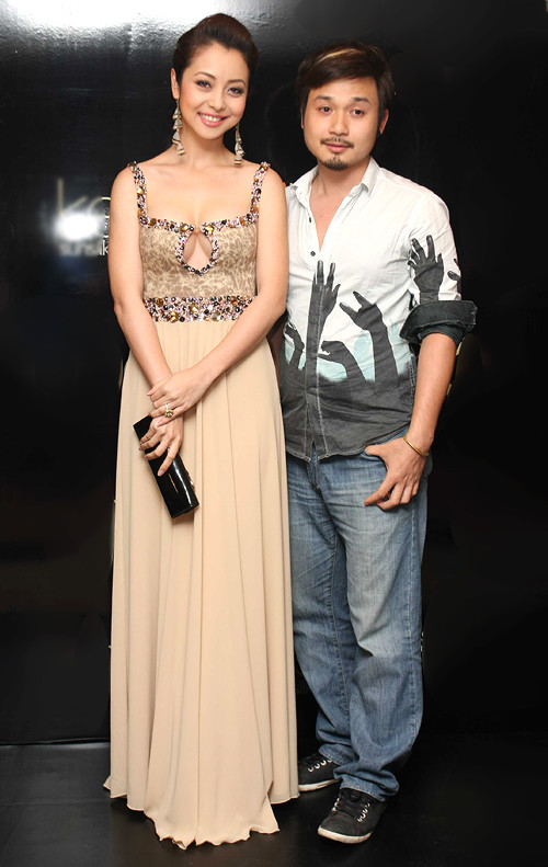 Không ít vị khách đều ngẩn ngơ trước vẻ mặn mà của Jennifer, nhất là khi cô chọn bộ váy khoét sâu vòng 1.