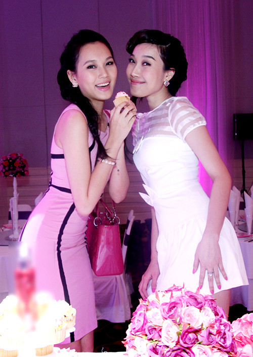 Cô nhí nhảnh đọ đường cong với chân dài Phạm Anh Thư.