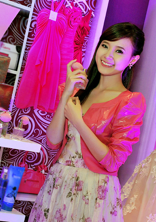 Tại sảnh tiệc trưng bày nhiều mỹ phẩm, phụ kiện làm đẹp dành cho con gái. Midu điệu đàng chăm chút lại nhan sắc trước khi chương trình chính thức bắt đầu