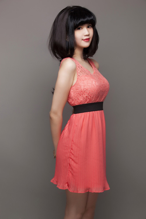 Đầm ren thun với chất liệu mềm dún nhẹ tạo sự thanh thoát cho người mặc. Đầm ren thun với chất liệu mềm dún nhẹ tạo sự thanh thoát cho người mặc.