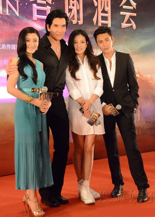 Đặc biệt, Triệu Vy là nữ diễn viên gây được chú ý nhiều nhất bởi phong cách trẻ trung. Với mốt "quên quần", cặp chân của Triệu Vy trông vô cùng gợi cảm, sexy. Đặc biệt, Triệu Vy là nữ diễn viên gây được chú ý nhiều nhất bởi phong cách trẻ trung. Với mốt "quên quần", cặp chân của Triệu Vy trông vô cùng gợi cảm, sexy.