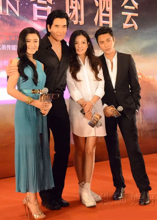 Đặc biệt, Triệu Vy là nữ diễn viên gây được chú ý nhiều nhất bởi phong cách trẻ trung. Với mốt "quên quần", cặp chân của Triệu Vy trông vô cùng gợi cảm, sexy.