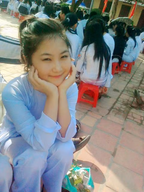 Dù thể hiện bản lĩnh khi đứng trên sân khấu The Voice nhưng ngoài đời, Hương Tràm vẫn là một cô học sinh cấp 3 nhí nhảnh