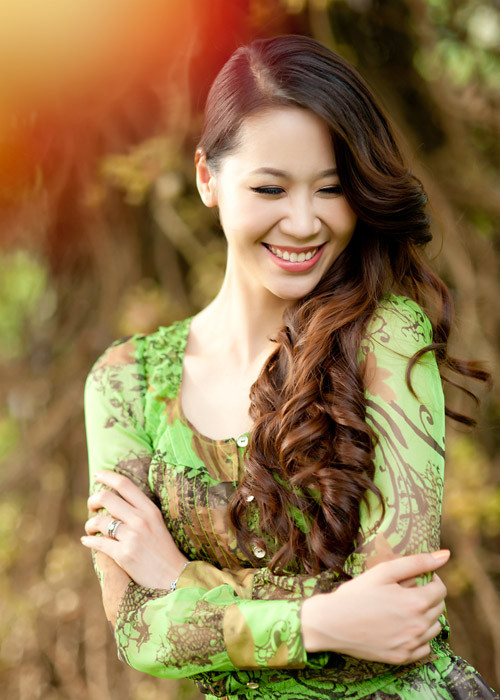 Cô thu hút người đối diện bởi nụ cười rất rạng rỡ.