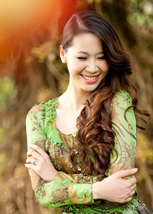 Cô thu hút người đối diện bởi nụ cười rất rạng rỡ.