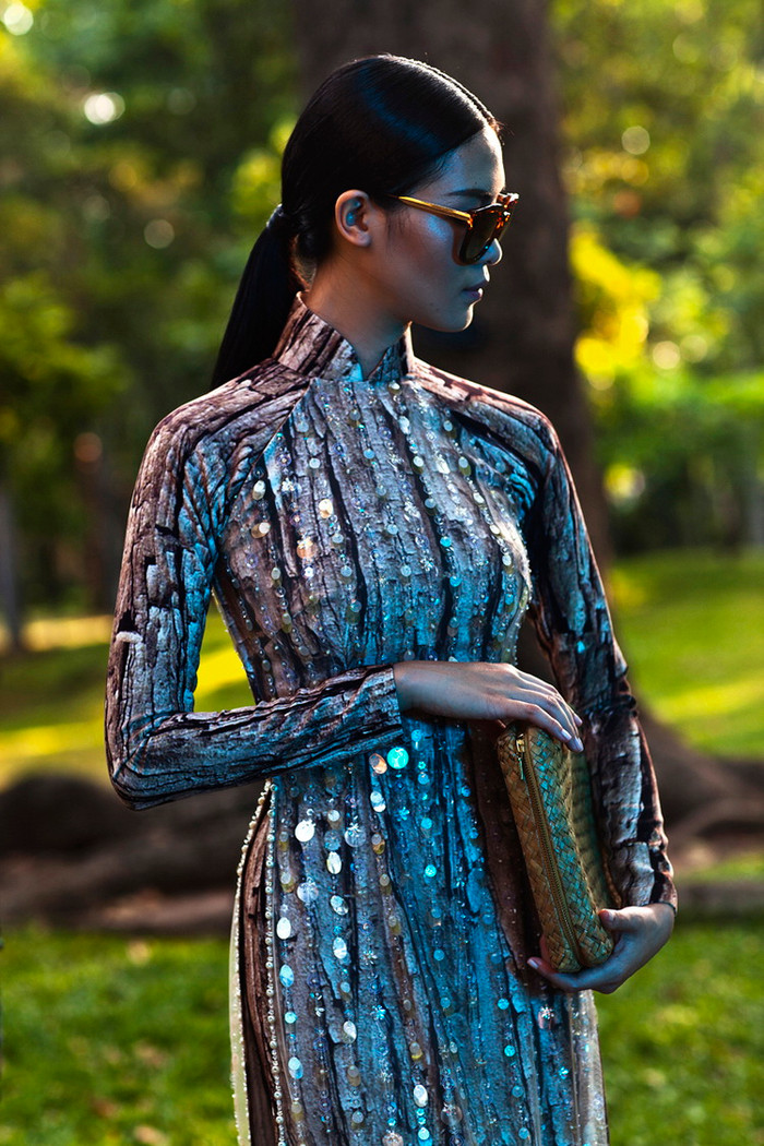 Chủ đề chính của BST là “Chờ một cơn mưa”, lấy cảm hứng từ những nét đẹp của truyền thống nông nghiệp và đặc trưng khí hậu thú vị của nông thôn miền Trung Việt Nam.